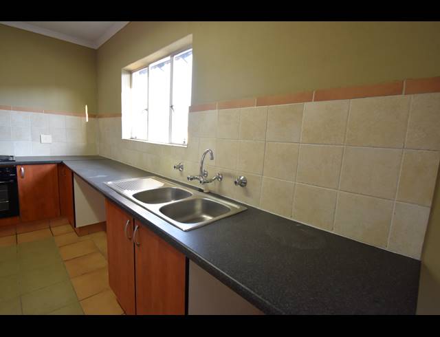 3 BEDROOM TOWNHOUSE FOR SALE IN NOORDHANG